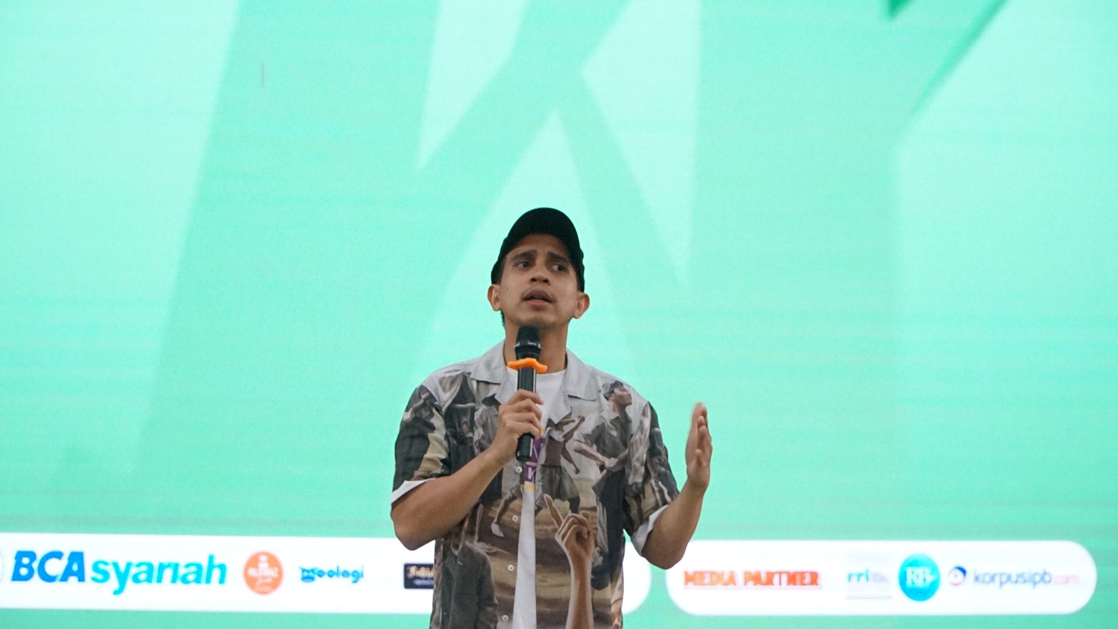 Andovi Da Lopez saat mengisi Talkshow di kegiatan Orange FEM IPB University.