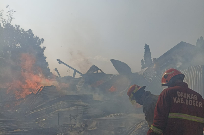 Gudang di Komplek SPN Lido, Kampung Panyarakan, Desa Srogol, Cigombong, Kabupaten Bogor kebakaran.