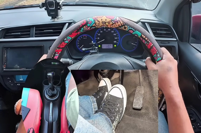 Ilustrasi cara mengemudi mobil manual saat berhenti dan jalan.