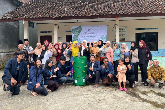 Kelompok mahasiswa KKN-T Inovasi IPB University, Banjarnegarakab05 mengenalkan inovasi baru.