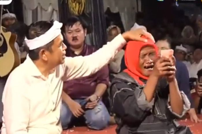 Gubernur Jawa Barat Dedi Mulyadi Gubernur berbicara dengan seorang nenek asal Sukabumi.