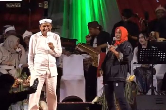 Gubernur Jawa Barat Dedi Mulyadi saat berbincang dengan Emak Atik di Kota Sukabumi.&nbsp;