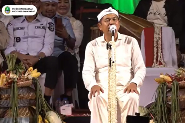 Gubernur Jawa Barat Dedi Mulyadi saat hadir di acara Nganjang ka Warga di Kota Sukabumi Sabtu, 27 Juli 2025.