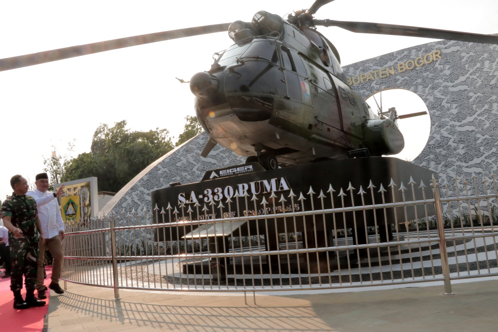 Tugu Helikopter di Simpang Empat Kandang Roda, Cibinong, Kabupaten Bogor yang baru saja diresmikan
