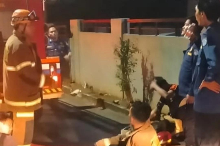 Kebakaran melanda rumah dua lantai di  Curug, Kecamatan Cimanggis, Kota Depok.