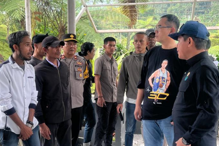 Kementerian Lingkungan Hidup/Badan Pengendalian Lingkungan Hidup (KLH/BPLH) menyaksikan pembongkaran bangunan di Puncak, Kabupaten Bogor, Minggu, 27 Juli&nbsp;2025.