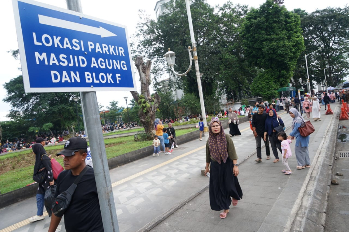 Petunjuk larangan  parkir di kawasan Alun-Alun Kota Bogor.