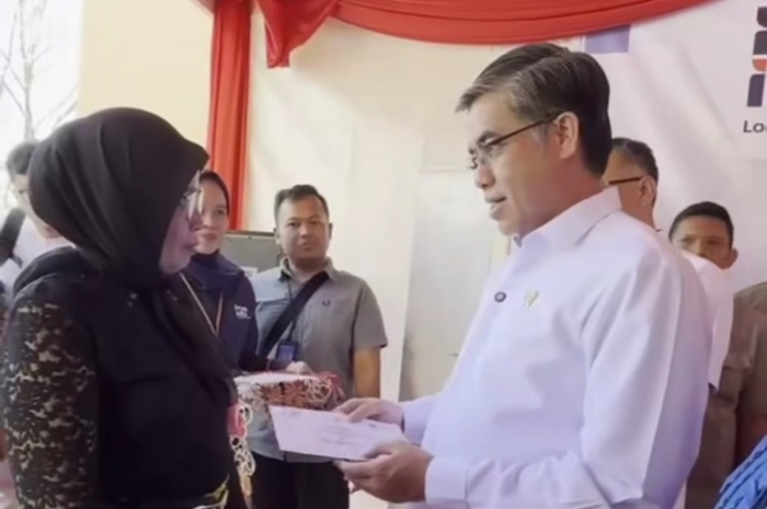 Menteri Ketenagakerjaan, Yassierli, meninjau langsung penyaluran BSU di Makassar