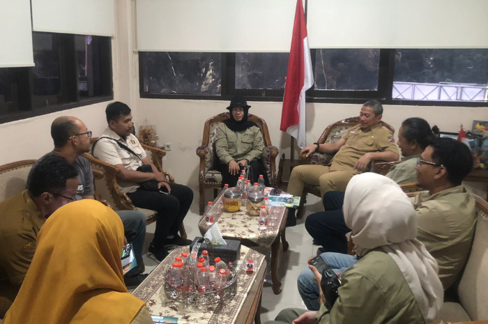 Direktur Radar Bogor Nihrawati AS bersama tim saat berkunjung ke kantor Dinas Pendidikan Kota Bogor.
