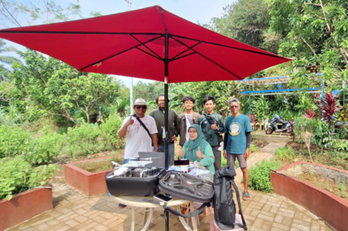 Menerbangkan drone di Edible Garden di KWT Asri GWKP Bubulak Bogor merupakan salah satu kegiatan pengabdian masyarakat yang didukung Program Dosen Pulang Kampung.