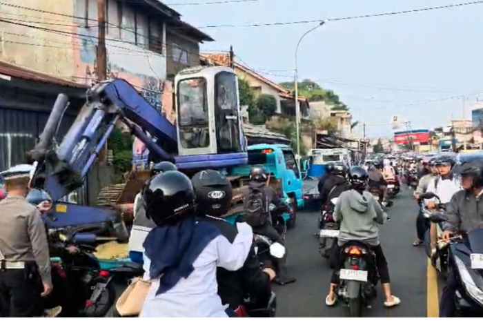 Kondisi Truk Towing Pengangkut Forklift yang mogok di Jalan Raya Talang