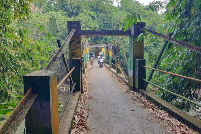 Pengendara motor dan pejalan kaki melintas di Jembatan Cibabi penghubung Bojonggede dan Cibinong yang terletak di Kampung Parung Jambu, Kabupaten Bogor.
