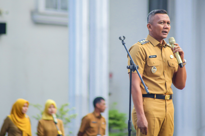 Wakil Wali Kota Bogor Jenal Mutaqin saat memimpin apel rutin.