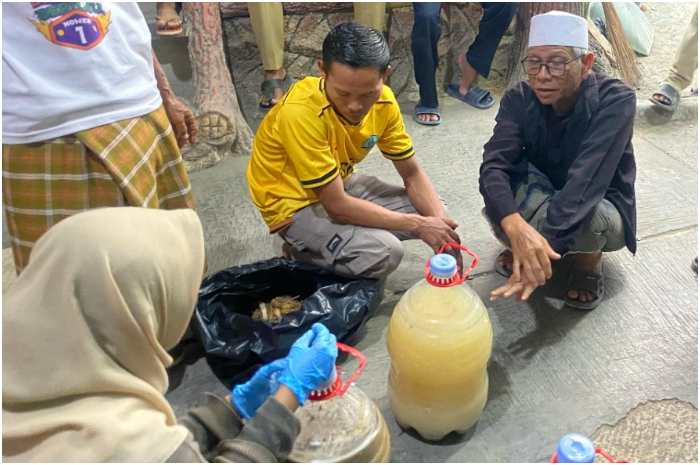Mahasiswa KKN-TI IPB University membantu petani mencegah gagal panen dengan mengusung program pembuatan dan pemanfaatan PGPR di Leuwisadeng, Kabupaten Bogor.