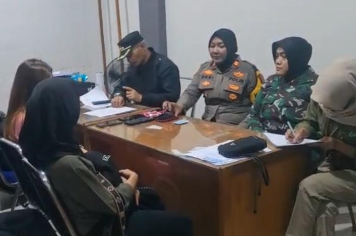 Petugas gabungan melakukan pemeriksaan terhadap masyarakat yang terjadi di sejumlah penginapan.