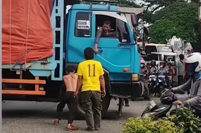 Kemacetan terjadi di Jalan Raya Parung Kabupaten Bogor saat truk tronton menabrak pembatas jalan.