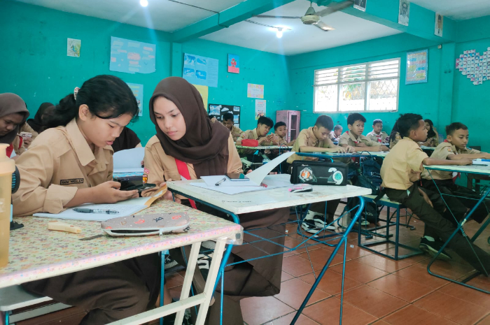 Siswa SMP Pelitadua program RSSG Kota Depok saat menjalani kegiatan belajar mengajar.