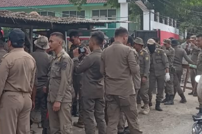 Satpol PP Kabupaten Bogor di lokasi bangunan liar di Desa Cibinong, Kecamatan Gunung Sindur Kabupaten Bogor, Senin, 28 Juli 2025.