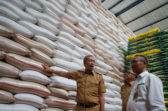 Wali Kota Bogor Dedie A Rachim meninjau gudang beras Bulog di Jalan Raya Dramaga, Senin, 28 Juli 2025.