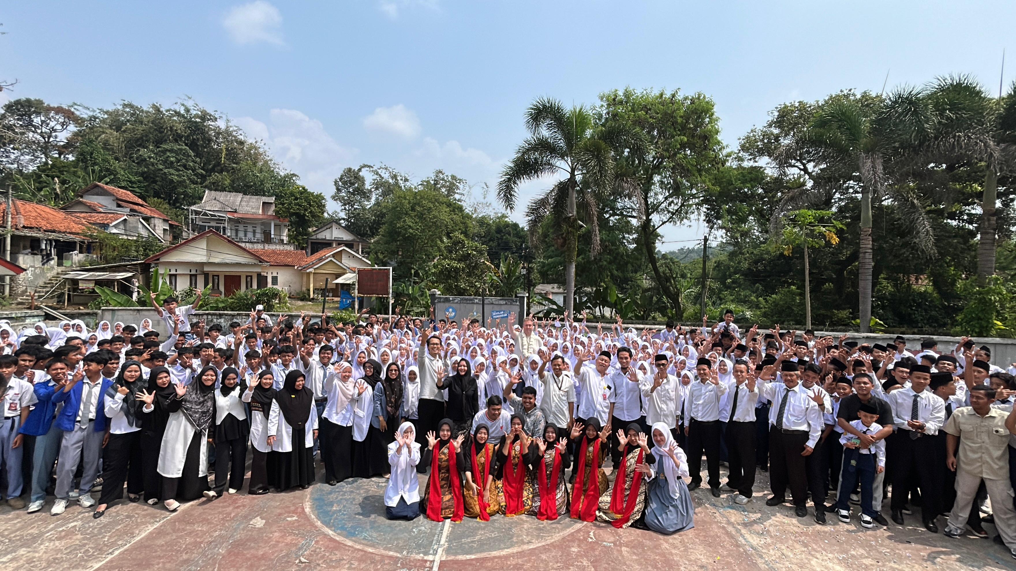 Sekolah Al Amin mendapatkan kunjungan istimewa dari pebisnis asal Belanda, Jan Van Geest, Senin (28/7).