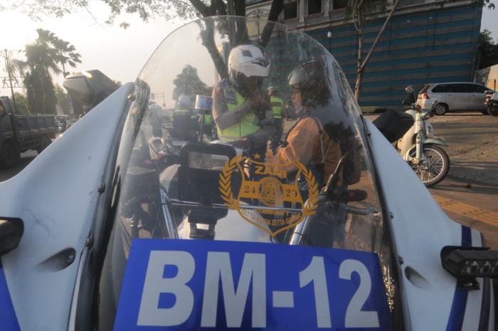 Satlantas Polres Bogor saat memberhentikan pengendara di Cibinong, Kabupaten Bogor dalam Operasi Patuh Lodaya 2025.
