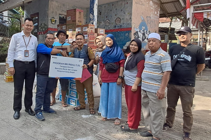 Penyerahan CSR Program BRI Peduli untuk korban banjir dan longsor di Desa Megamendung, Kabupaten Bogor.