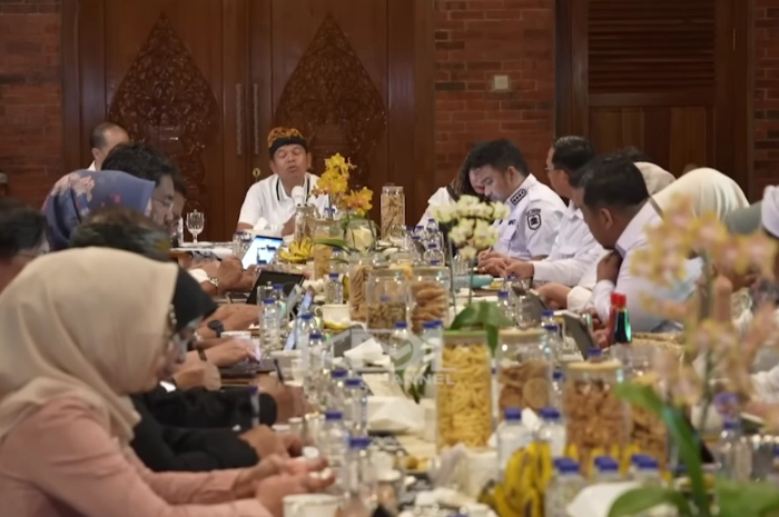 SERIUS : Gubernur Jawa Barat, Dedi Mulyadi berdialog dengan pejabat Pemda Subang.