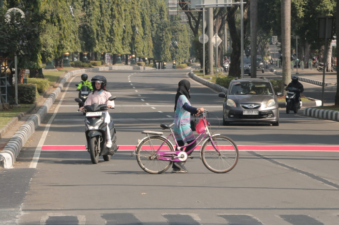 Warga melintas di Jalan Tegar Beriman, Simpang Bappenda, Cibinong, Kabupaten Bogor. Pemkab Bogor berencana membangun Jembatan Penyeberangan Orang (JPO) di jalan tersebut.