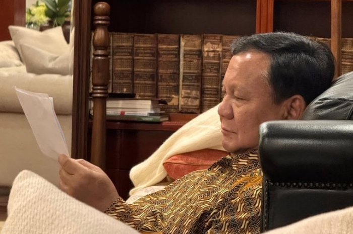 Prabowo Subianto membaca surat dari anak-anak Sekolah Rakyat di Cibinong, Bogor.