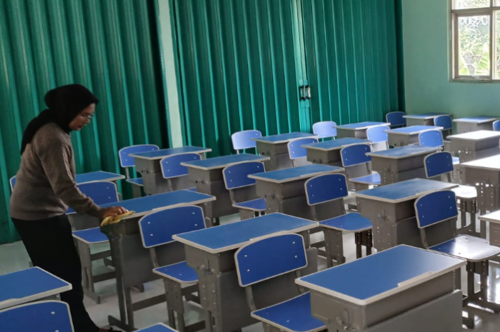 SDN Cempaka di Gunung Sindur Kabupaten Bogor mendapat meja dan kursi baru untuk siswa melaksakan kegiatan belajar mengajar.