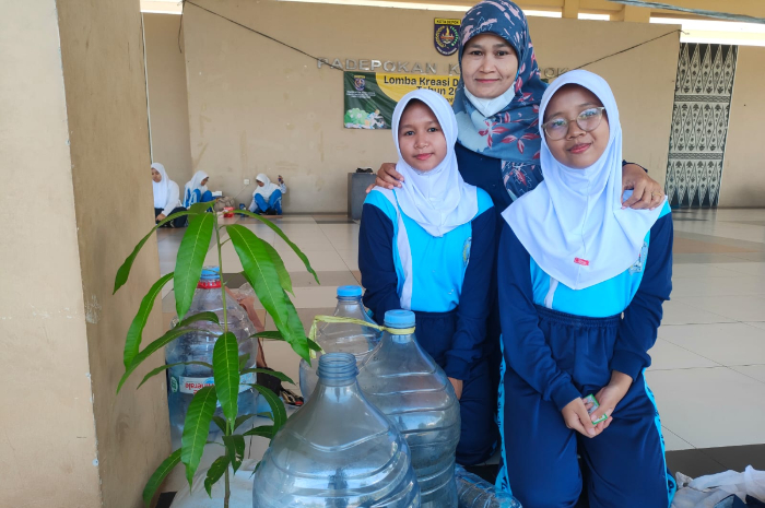 Siswi SMPN 29 Depok mengikuti lomba kreasi daur ulang sampah yang digelar DLHK Kota Depok.