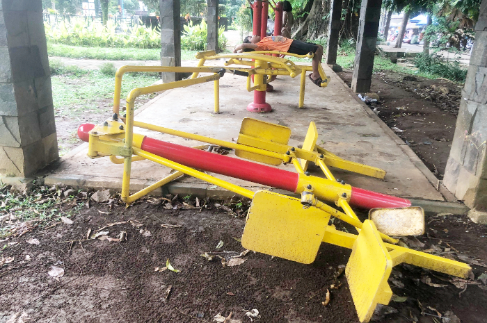 Kondisi terkini fasilitas bermain dan olahraga di Taman Heulang yang rusak dan belum diperbaiki
