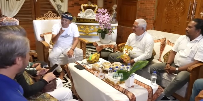 Gubernur Jawa Barat Dedi Mulyadi meminta perusahaan untuk terbuka dalam proses lamaran kerja