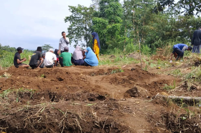 Puluhan makam di Kampung Pondok, Desa Ciasihan, Pamijahan, Kabupaten Bogor dibongkar dan dipindahkan.