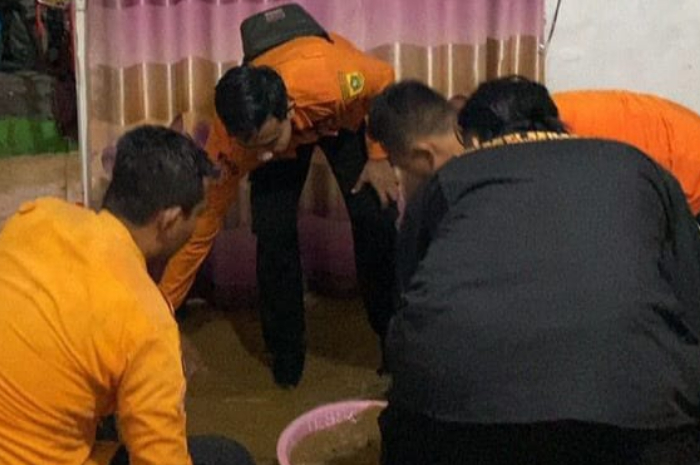 Petugas BPBD Kabupaten Bogor berada di lokasi banjir Desa Bantarjati, Kecamatan Rancabungur.