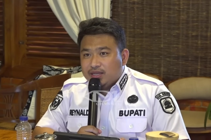 Program perbaikan jalan dijelaskan Bupati Subang, Reynaldy Putra Andita Budi Raemi kepada Gubernur Jawa Barat Dedi Mulyadi.