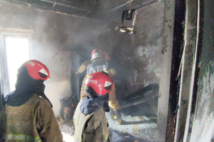 Petugas Damkar saat melakukan pendinginan di rumah yang terbakar di Kelurahan Curug, Kota Bogor.