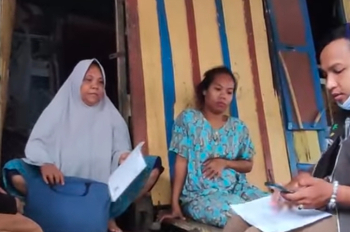 ILUSTRASI: pendamping sosial survei ke penerima bansos.