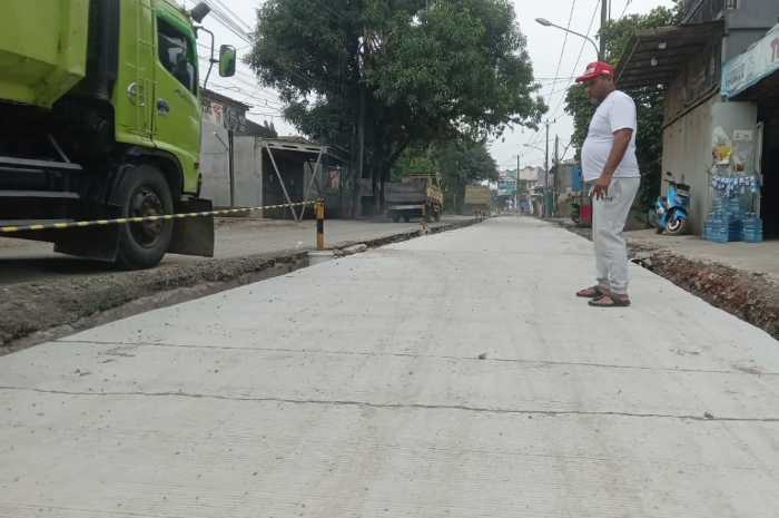 Kondisi Jalan Raya M Toha di Parung Panjang Kabupaten Bogor yang baru diperbaiki dan belum digunakan.