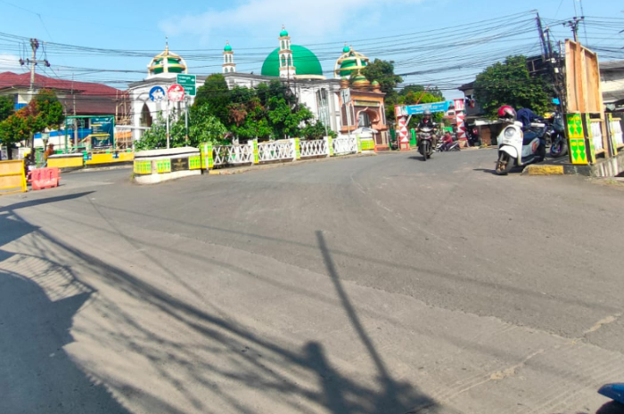 Jalan di pertigaan Jembatan Serong, Kota Depok yang akan dilebarkan.