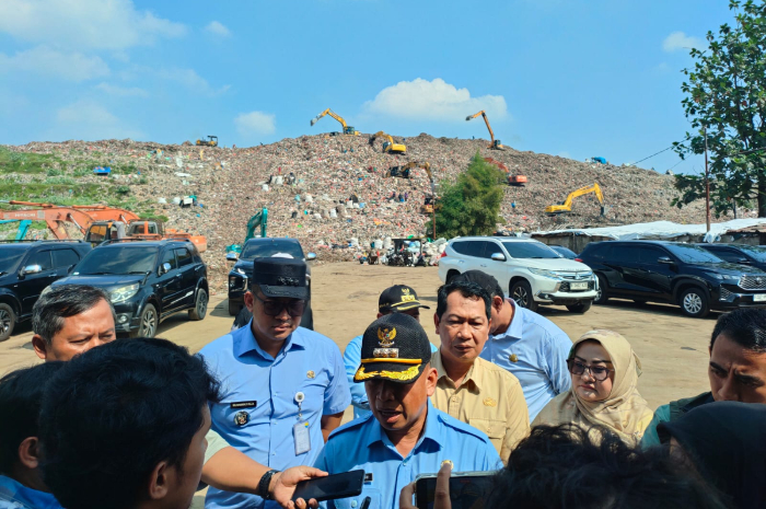 Wali Kota Depok Supian Suri saat mengunjungi TPA Cipayung Selasa 29 Juli 2025.