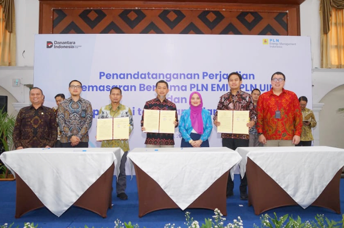 Penandatanganan perjanjian kerja sama pemasaran PT EMI bersama 11 Unit Induk Distribusi PLN.