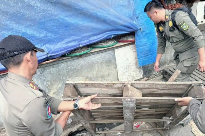 Satpol PP Kabupaten Bogor melakukan penertiban di Pasar Citeureup.