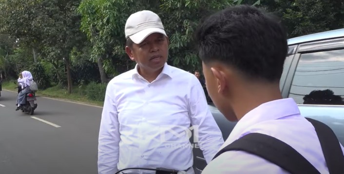 Gubernur Jawa Barat Dedi Mulyadi saat menegor siswa yang menggunakan knalpot brong
