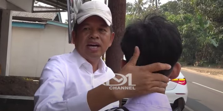 Gubernur Jawa Barat Dedi Mulyadi saat bertemu pelajar yang mengendarai motor tanpa helm