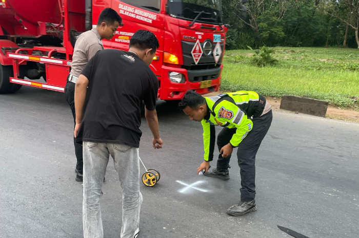 Polisi saat melakukan olah TKP di lokasi kecelakaan Jalan Raya Cileungsi-Jonggol, Kabupaten Bogor.