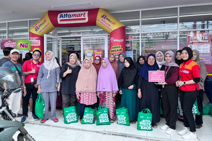 Alfamart membagikan puluhan paket sembako kepada warga prasejahtera dan susu gratis untuk siswa-siswi TK di sekitar lokasi toko Sindangbarang Loji Bogor.