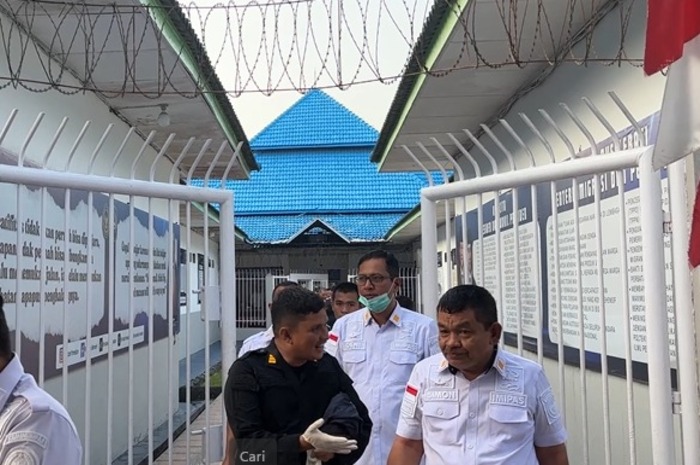 Petugas gabungan saat hendak menyisir blok hunian di Rutan kelas I Medan