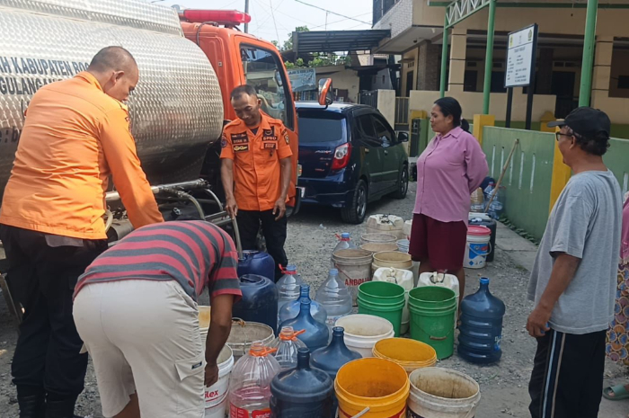 Petugas BPBD Kabupaten Bogor saat menyalurkan air bersih di wilayah Desa Jonggol, Kabupaten Bogor.