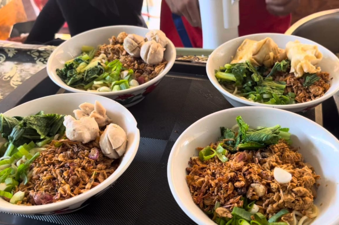 Menu mie ayam di Mie Orang Dalam Cibinong Bogor.